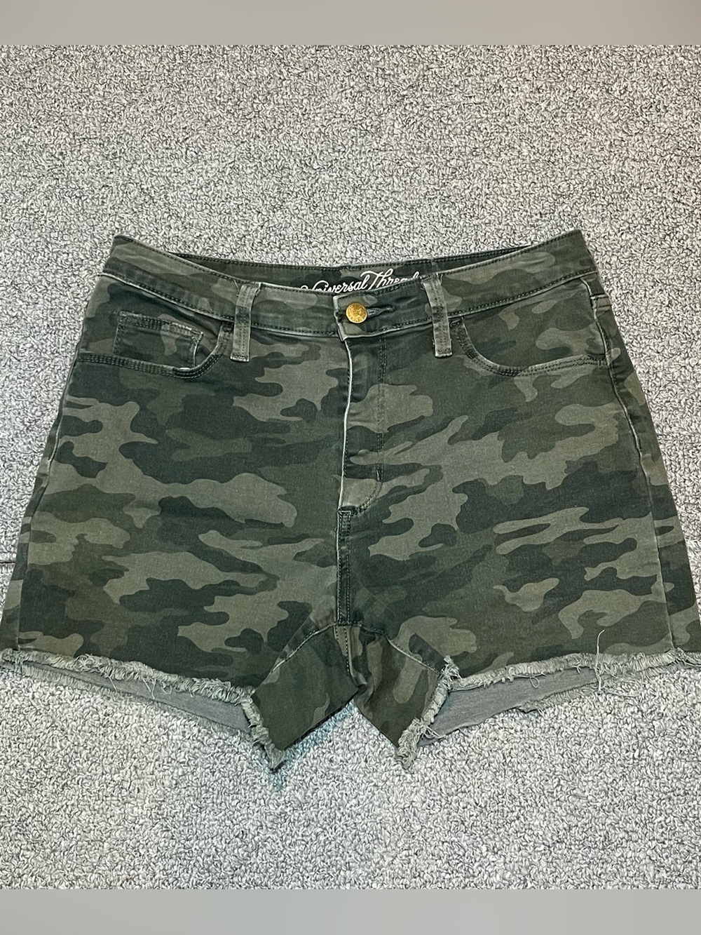 Universal Thread Green Camo Cutoff Shorts Womens 8/29 High Rise Midi Stretch